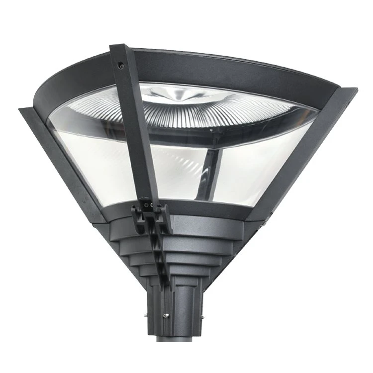 Klassisk fyrkantig trädgårdslampa